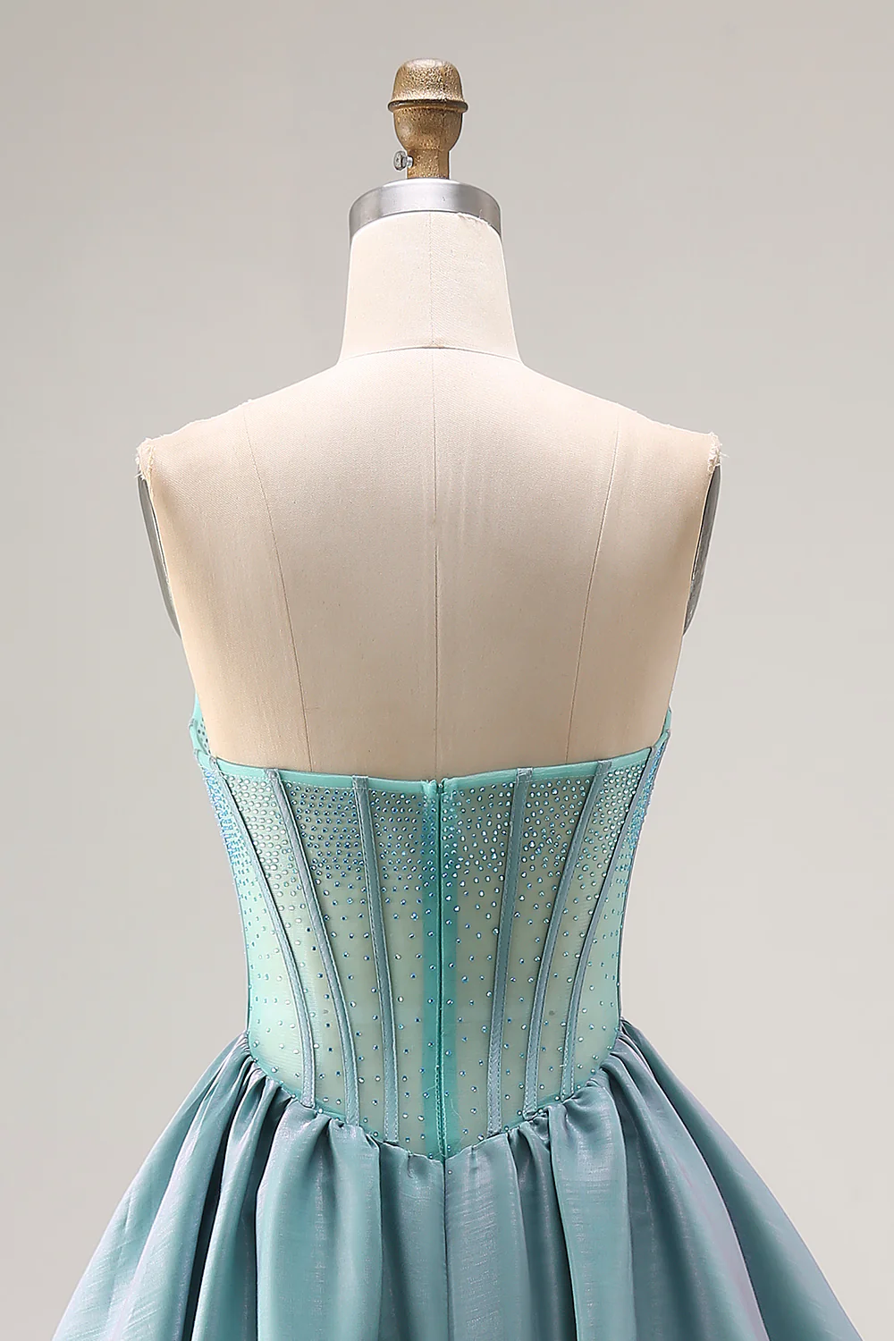 Robe de bal bustier éthérée à corsage perlé et jupe en taffetas étagée pour soirées de gala