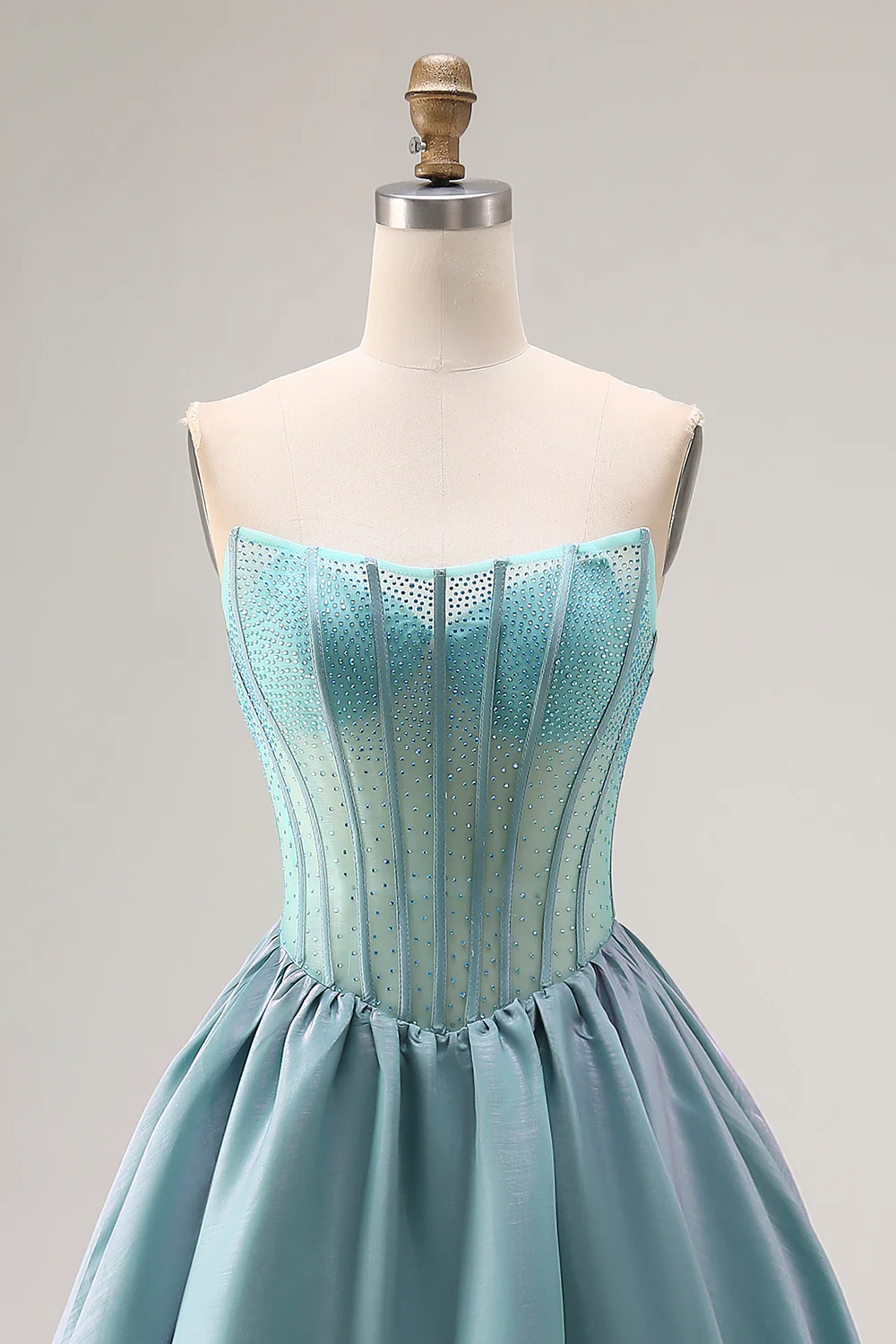 Robe de bal bustier éthérée à corsage perlé et jupe en taffetas étagée pour soirées de gala