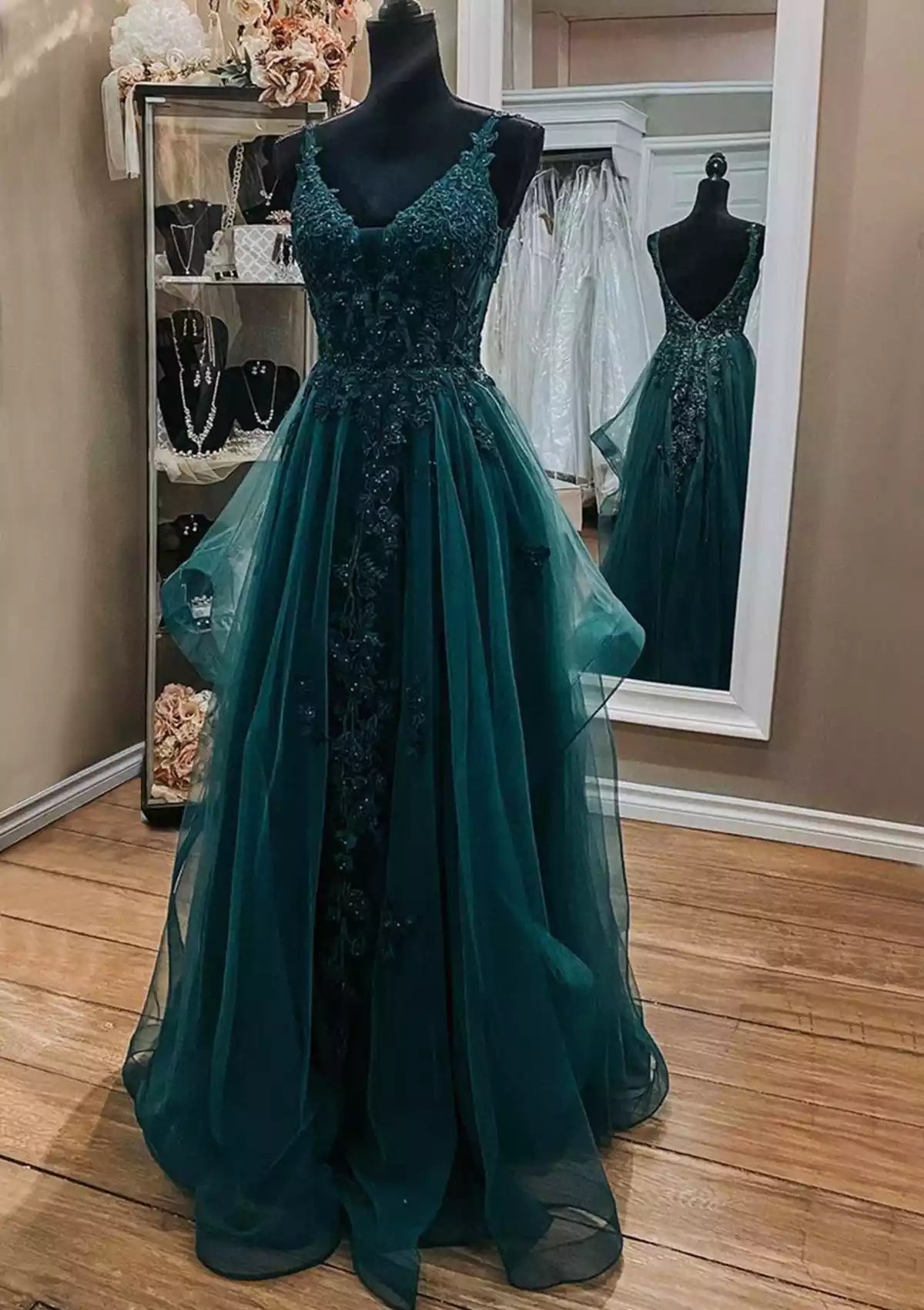 Vestidos de graduación exquisitos de corte en A, con encaje, pedrería, chifón y escote en V profundo, que irradian elegancia
