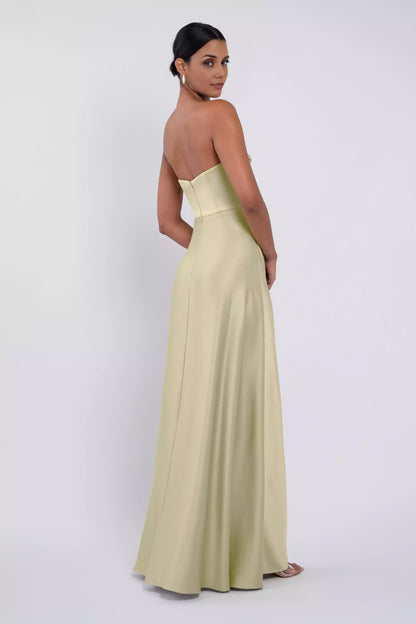 Exquisito corsé ajustado y estructurado con detalle de cintura alta colgante y corte circular. La falda es lisa y natural. Vestidos de dama de honor