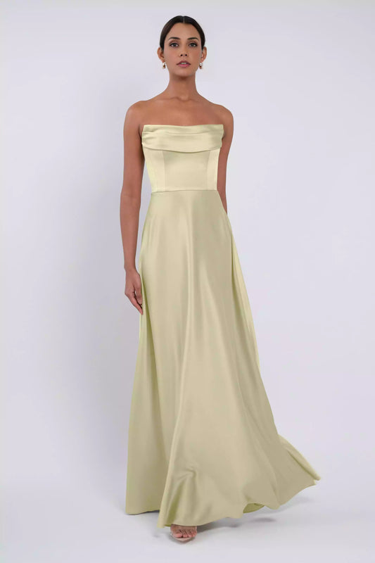 Exquisite structured tight corset with a hanging high waist detail and a circular cut. The skirt is smooth and natural. Bridesmaid Dresses