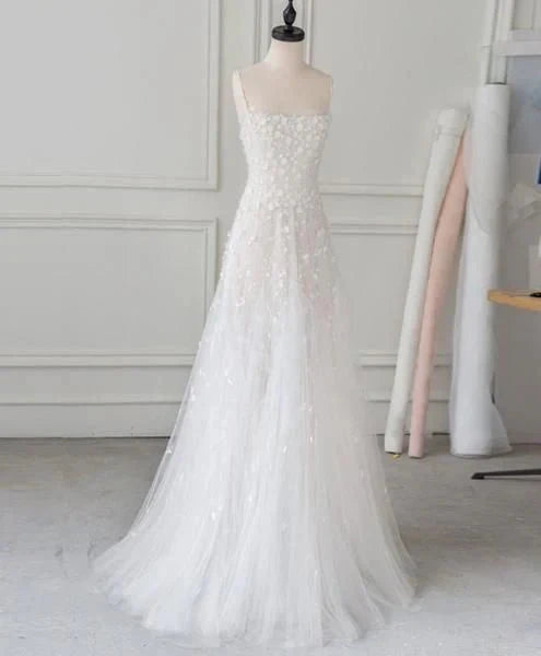Featuring a strapless design, the skirt is adorned with three-dimensional floral decorations, and the sheer skirt is light and elegant, by YiHuiw