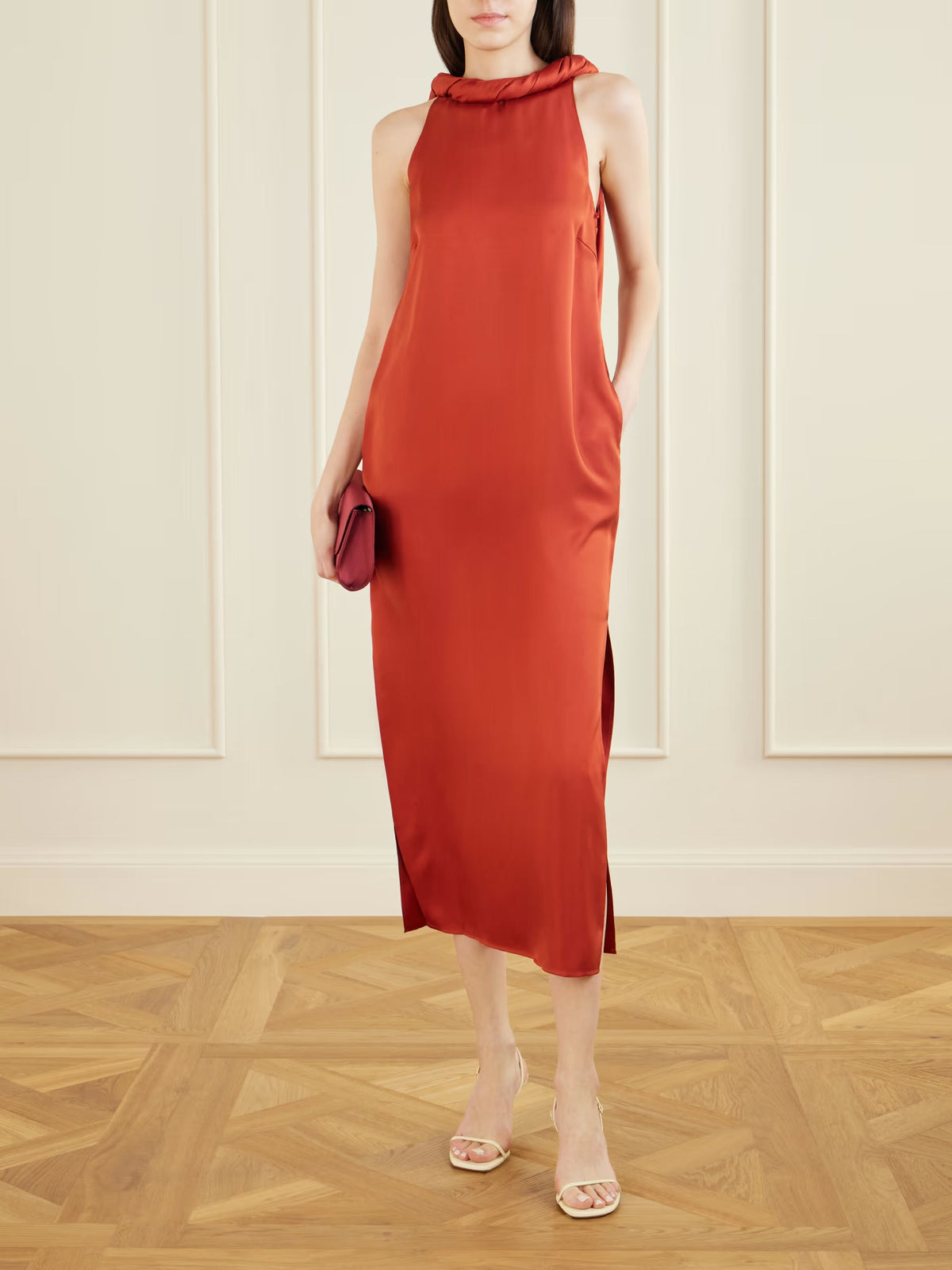 Vestido midi glamuroso de satén con cuello halter, espalda drapeada, abertura lateral y bolsillos