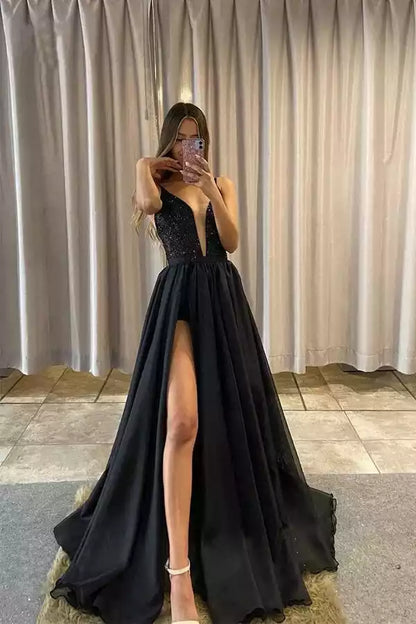 Glamuroso vestido negro de gasa en línea A con escote en V profundo de lentejuelas y espalda cruzada