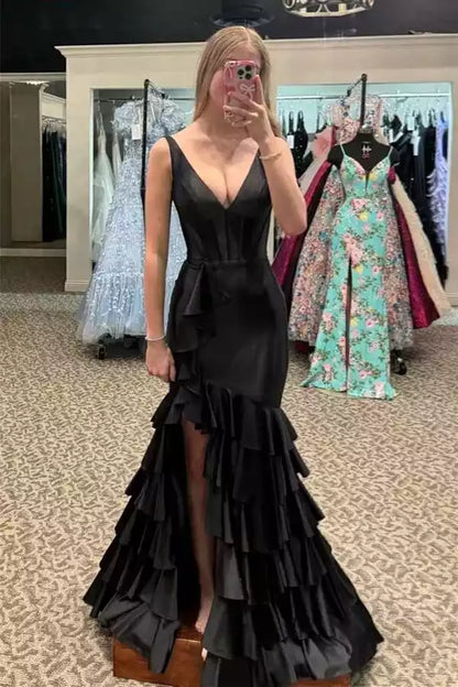 Magnifique robe de sirène en satin noir avec décolleté plongeant en V et jupe à volants