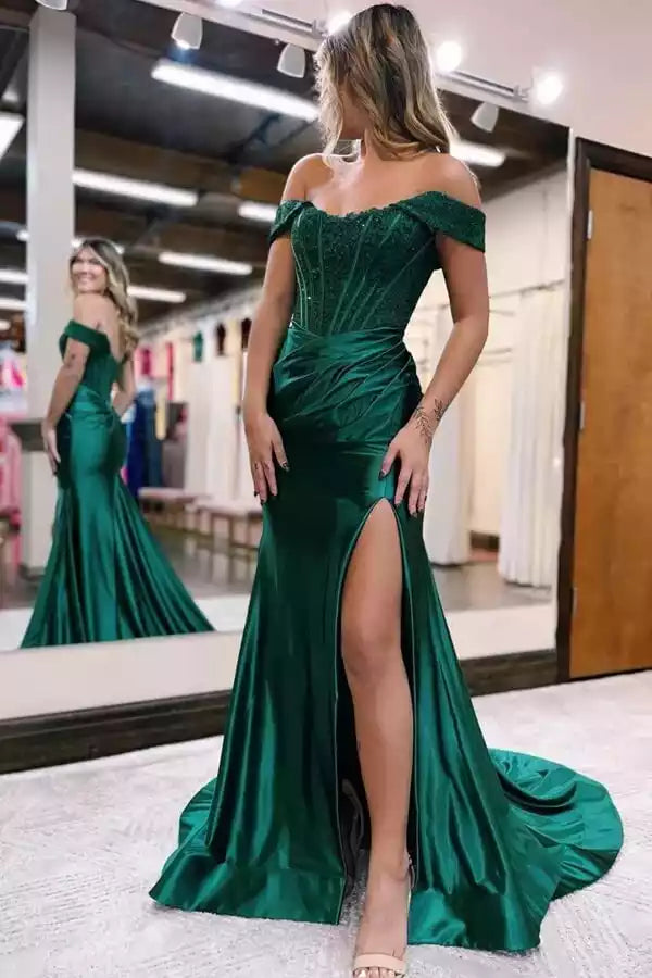 Glamuroso vestido de graduación verde esmeralda de satén con corte sirena, corpiño de encaje con hombros descubiertos y abertura alta