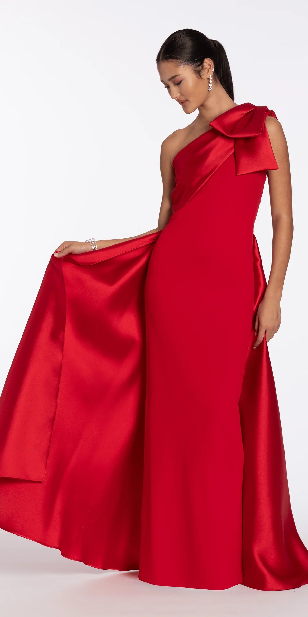 Glamuroso vestido de graduación de satén con silueta de sirena, un solo hombro, sin mangas, largo hasta el suelo, con detalle de lazo y abertura trasera para eventos formales