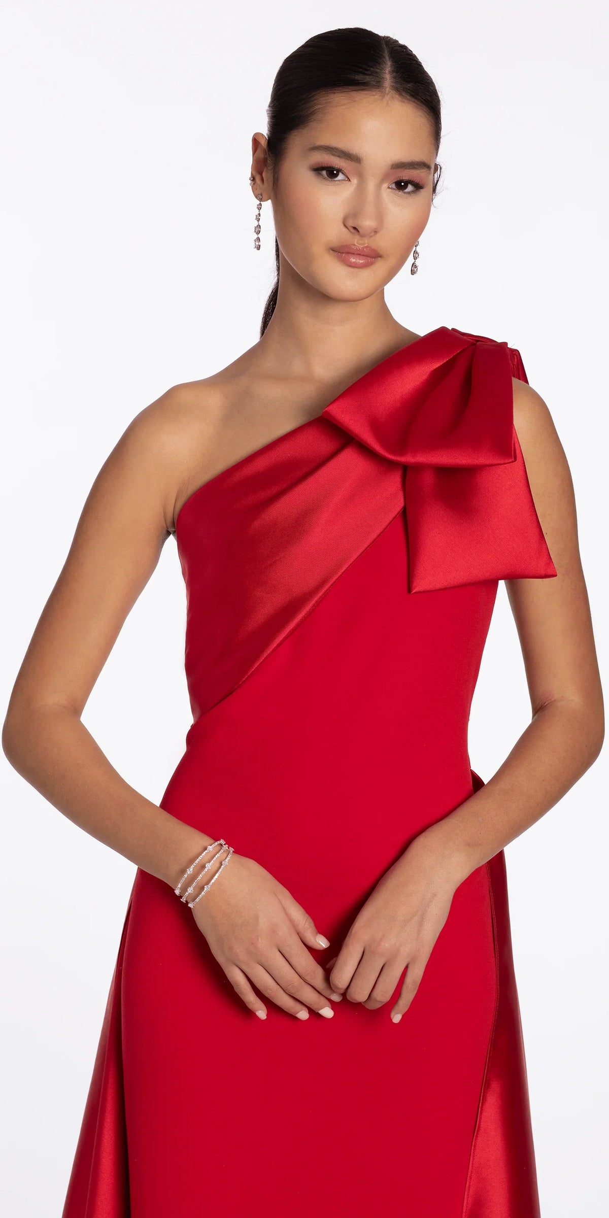 Glamuroso vestido de graduación de satén con silueta de sirena, un solo hombro, sin mangas, largo hasta el suelo, con detalle de lazo y abertura trasera para eventos formales