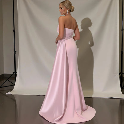 Robe de soirée sirène glamour en satin, sans bretelles, sans manches, drapée sur le côté avec traîne
