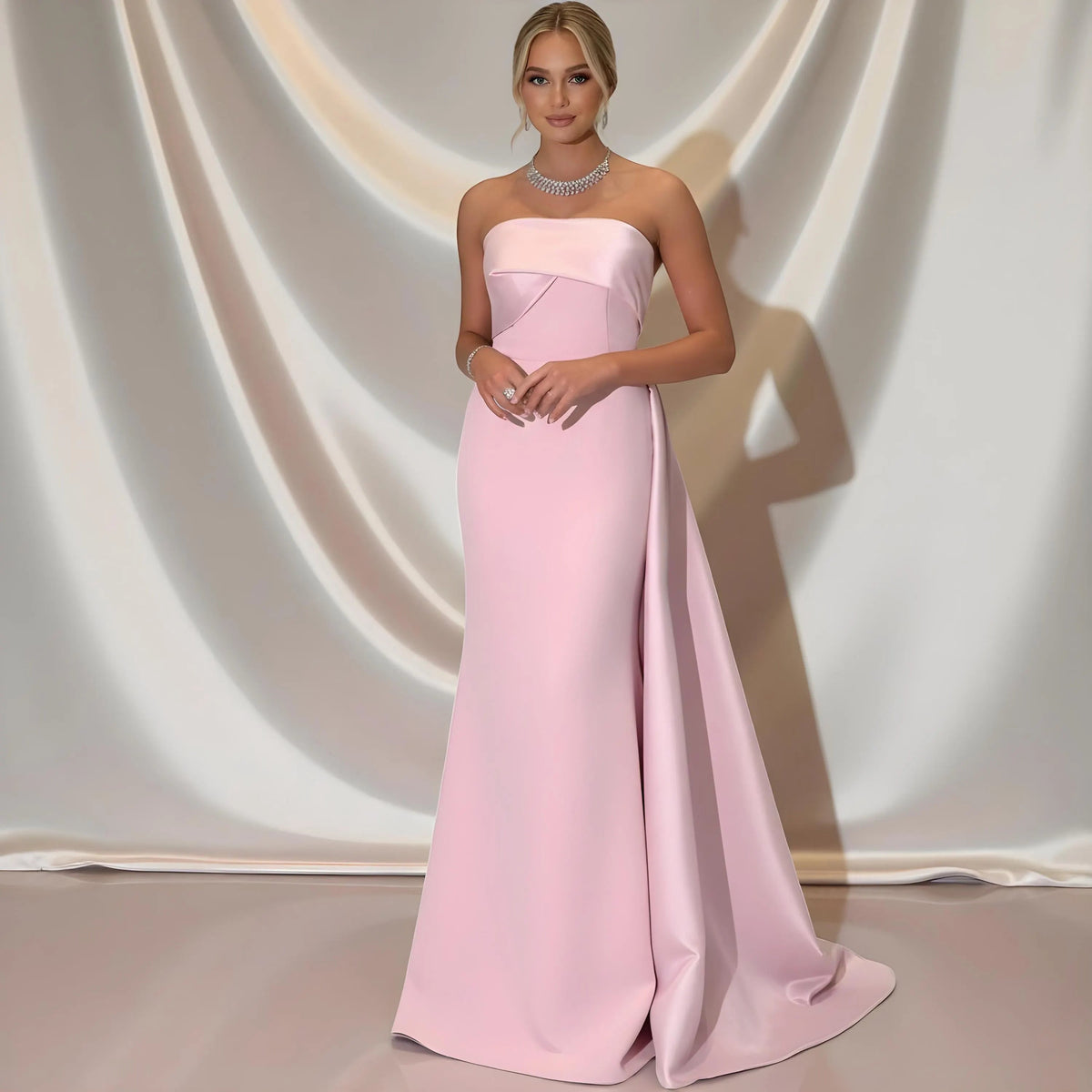 Robe de soirée sirène glamour en satin, sans bretelles, sans manches, drapée sur le côté avec traîne