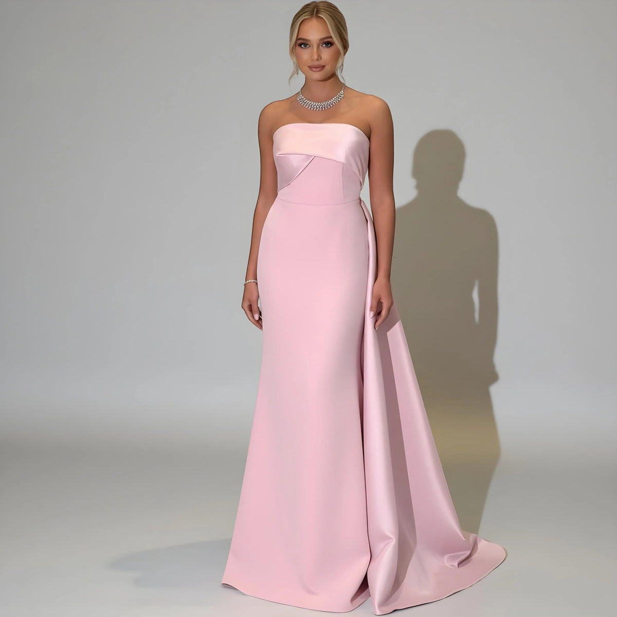 Robe de soirée sirène glamour en satin, sans bretelles, sans manches, drapée sur le côté avec traîne