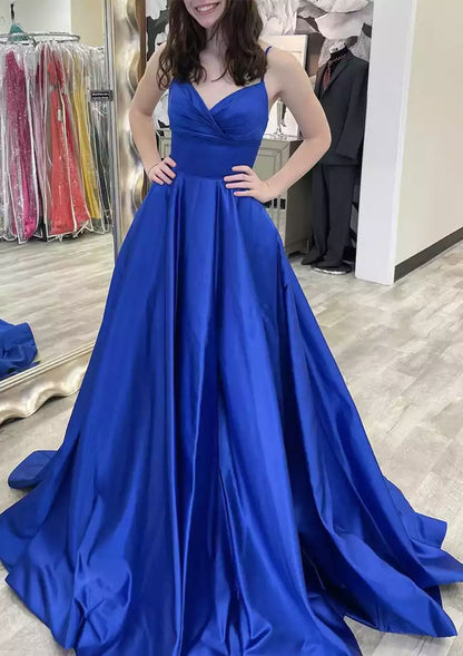 Preciosos vestidos de graduación de satén plisados con corte en A, escote en V, sin mangas, lazo largo y cinturón