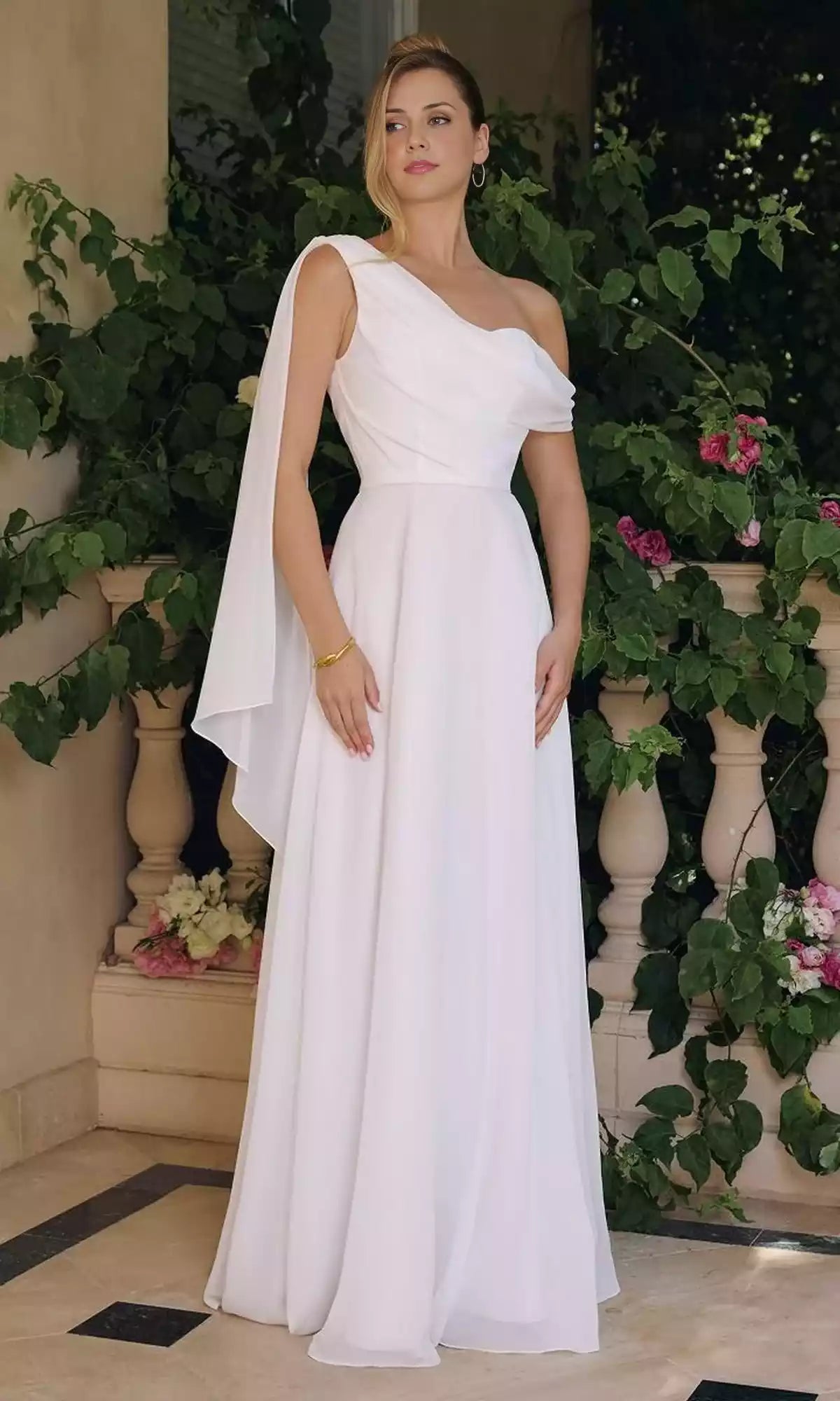Superbe robe de bal en mousseline ajustée avec encolure asymétrique et épaules tombantes, entièrement doublée