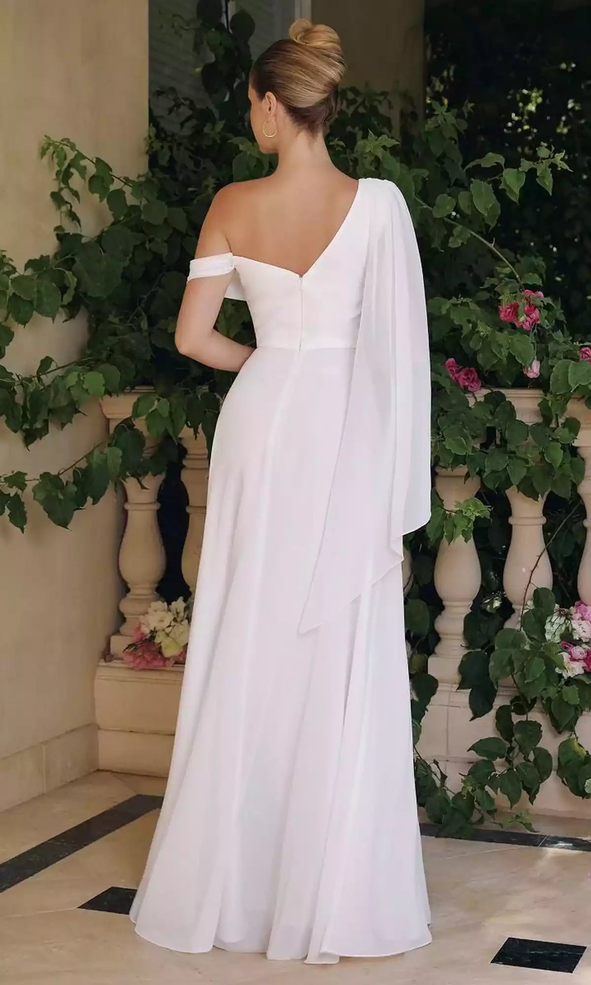 Superbe robe de bal en mousseline ajustée avec encolure asymétrique et épaules tombantes, entièrement doublée