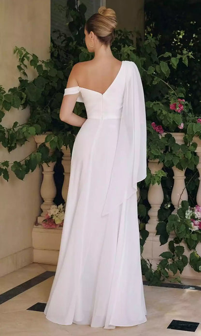 Superbe robe de bal en mousseline ajustée avec encolure asymétrique et épaules tombantes, entièrement doublée