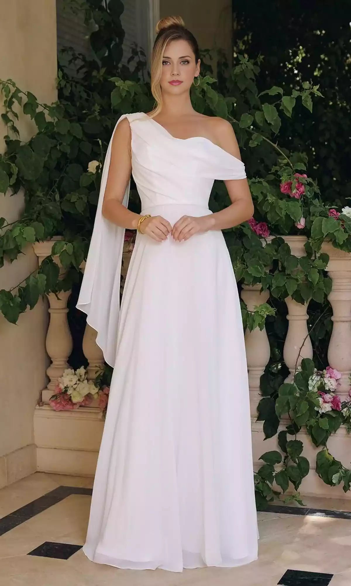Superbe robe de bal en mousseline ajustée avec encolure asymétrique et épaules tombantes, entièrement doublée