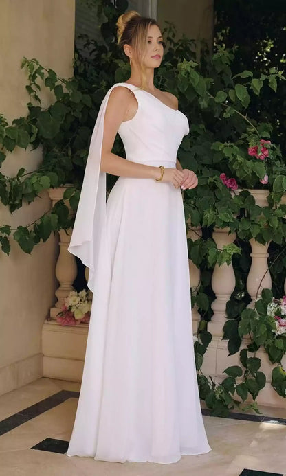 Superbe robe de bal en mousseline ajustée avec encolure asymétrique et épaules tombantes, entièrement doublée