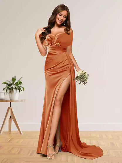 Preciosos vestidos de dama de honor de corte entallado/recto, con hombros descubiertos, largos, formales, con abertura lateral y plisado