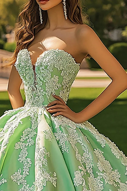 Vestido de graduación de gala verde salvia sin tirantes con apliques de encaje floral y falda de satén