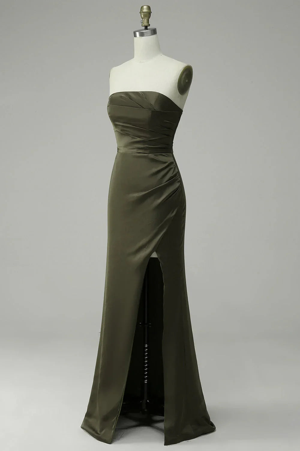 Vestido de noche de satén fruncido sin tirantes, corte sirena y abertura alta