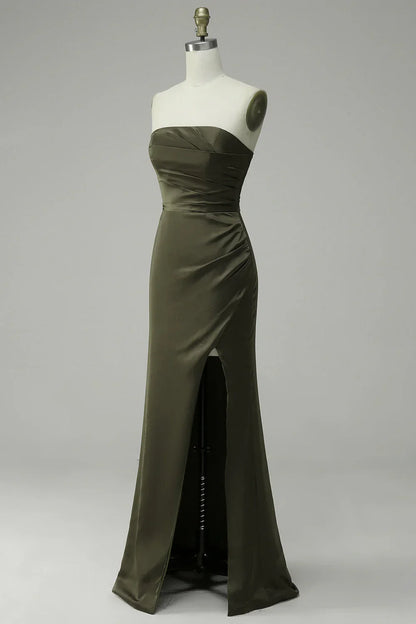 Vestido de noche de satén fruncido sin tirantes, corte sirena y abertura alta