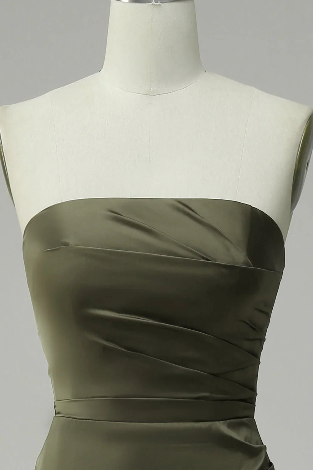 Vestido de noche de satén fruncido sin tirantes, corte sirena y abertura alta