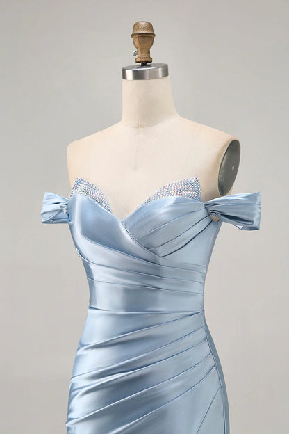 Vestido de fiesta azul cielo de satén con hombros descubiertos y silueta ajustada fruncida