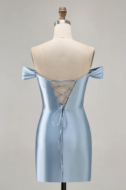 Vestido de fiesta azul cielo de satén con hombros descubiertos y silueta ajustada fruncida