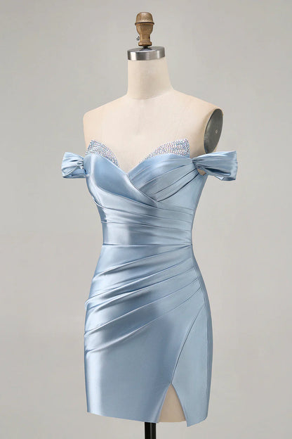 Vestido de fiesta azul cielo de satén con hombros descubiertos y silueta ajustada fruncida
