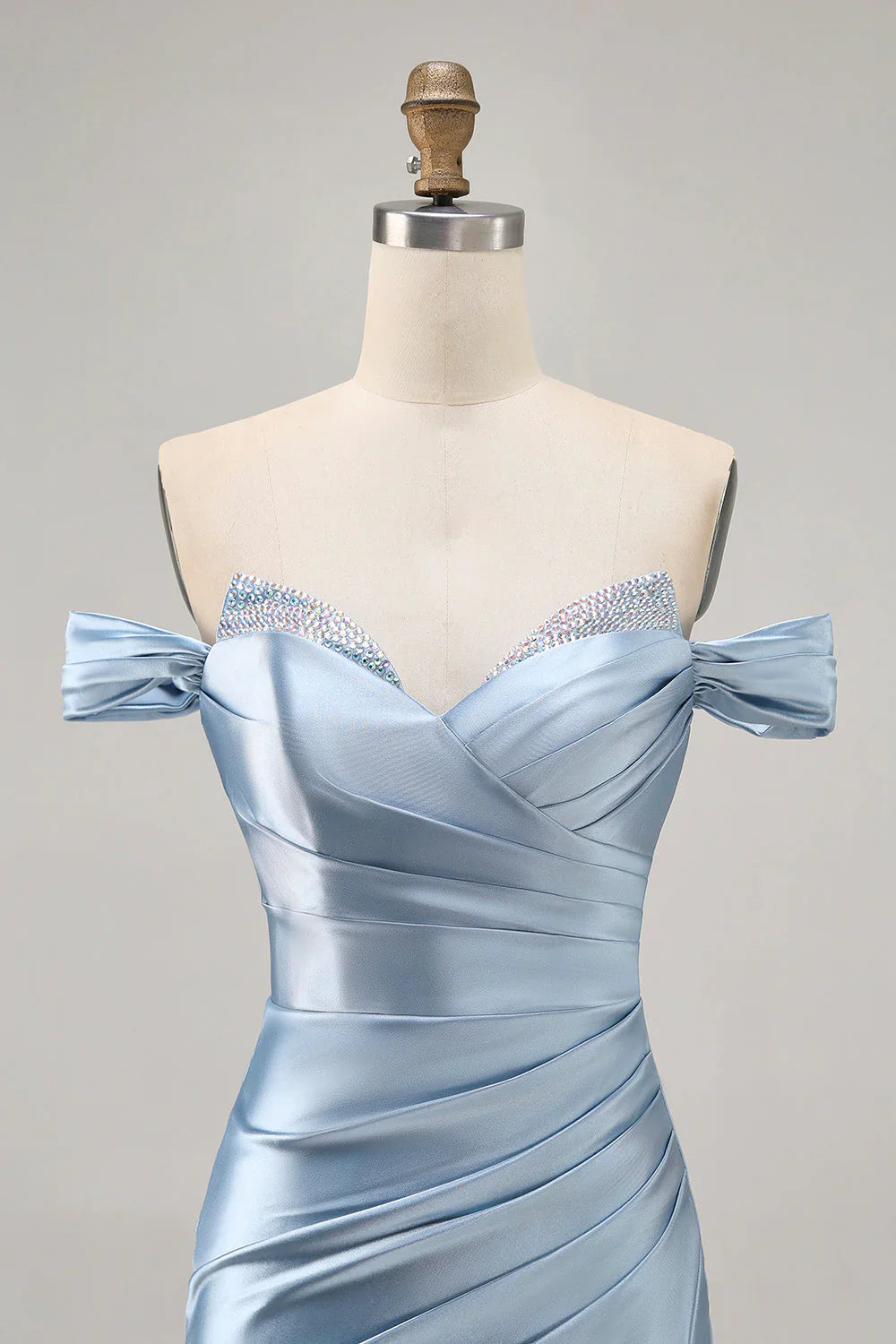 Vestido de fiesta azul cielo de satén con hombros descubiertos y silueta ajustada fruncida