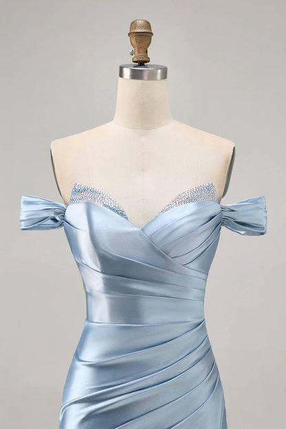 Vestido de fiesta azul cielo de satén con hombros descubiertos y silueta ajustada fruncida