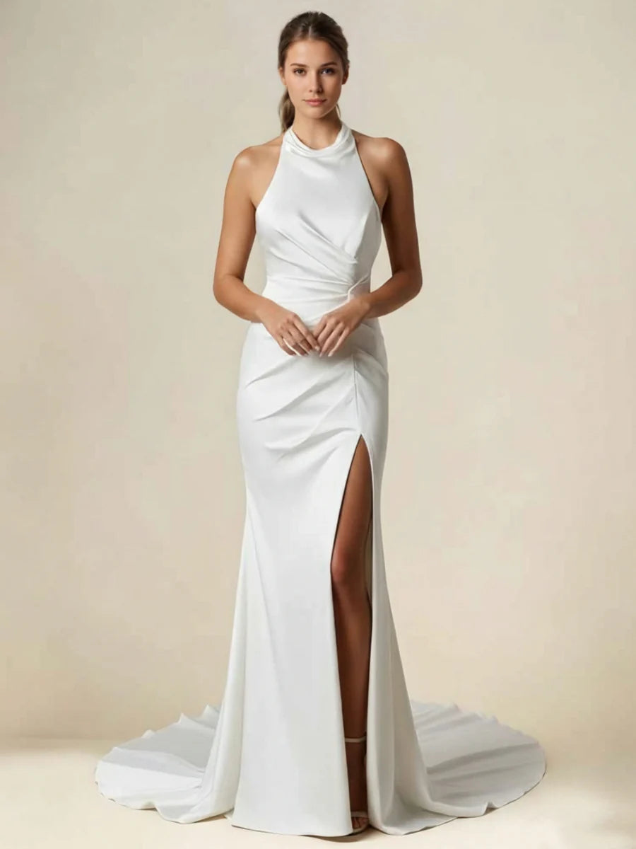 Vestido de novia de satén con cuello halter, corpiño fruncido, abertura alta en el muslo y espalda baja con drapeado