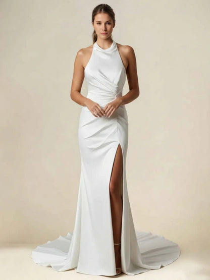 Vestido de novia de satén con cuello halter, corpiño fruncido, abertura alta en el muslo y espalda baja con drapeado