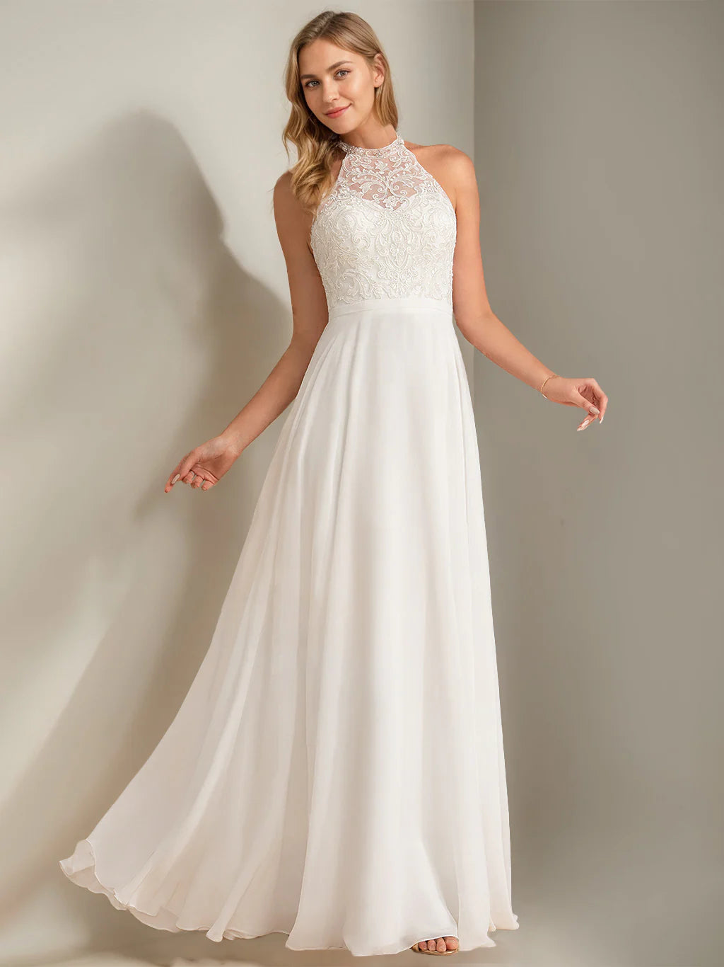 Vestido de novia de gasa con apliques de encaje, cuello halter, espalda descubierta, corte en A y largo hasta el suelo