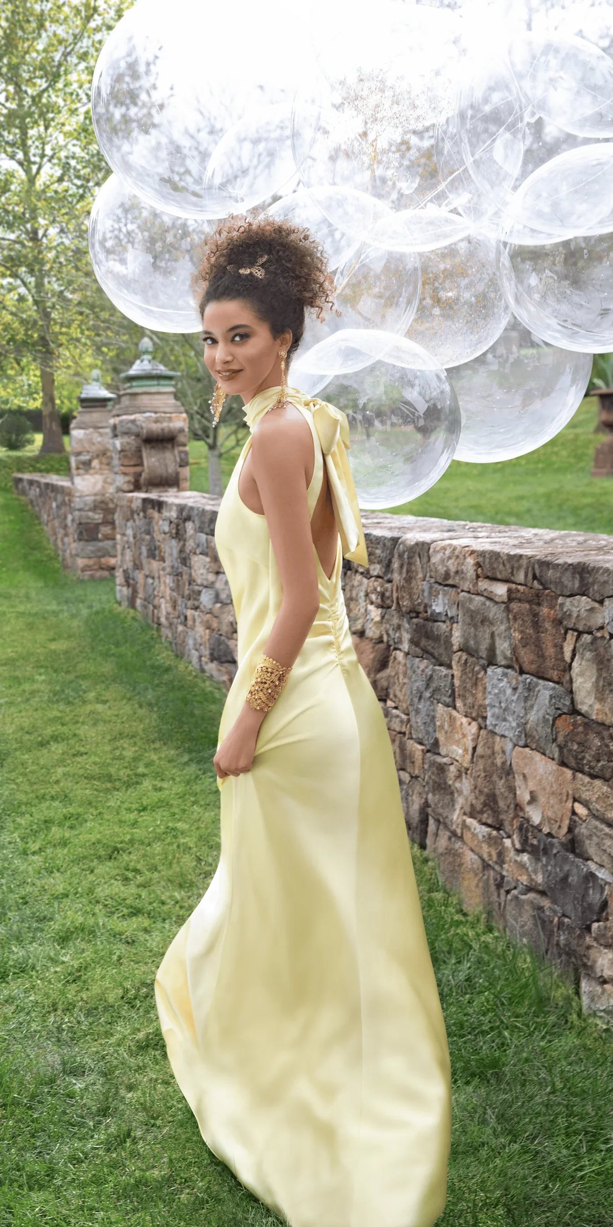 Vestidos de noche de satén con cuello halter, corte sirena, detalle de lazo en la espalda y diseño de espalda descubierta