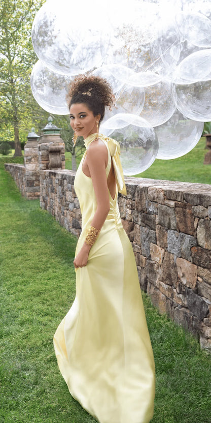 Vestidos de noche de satén con cuello halter, corte sirena, detalle de lazo en la espalda y diseño de espalda descubierta