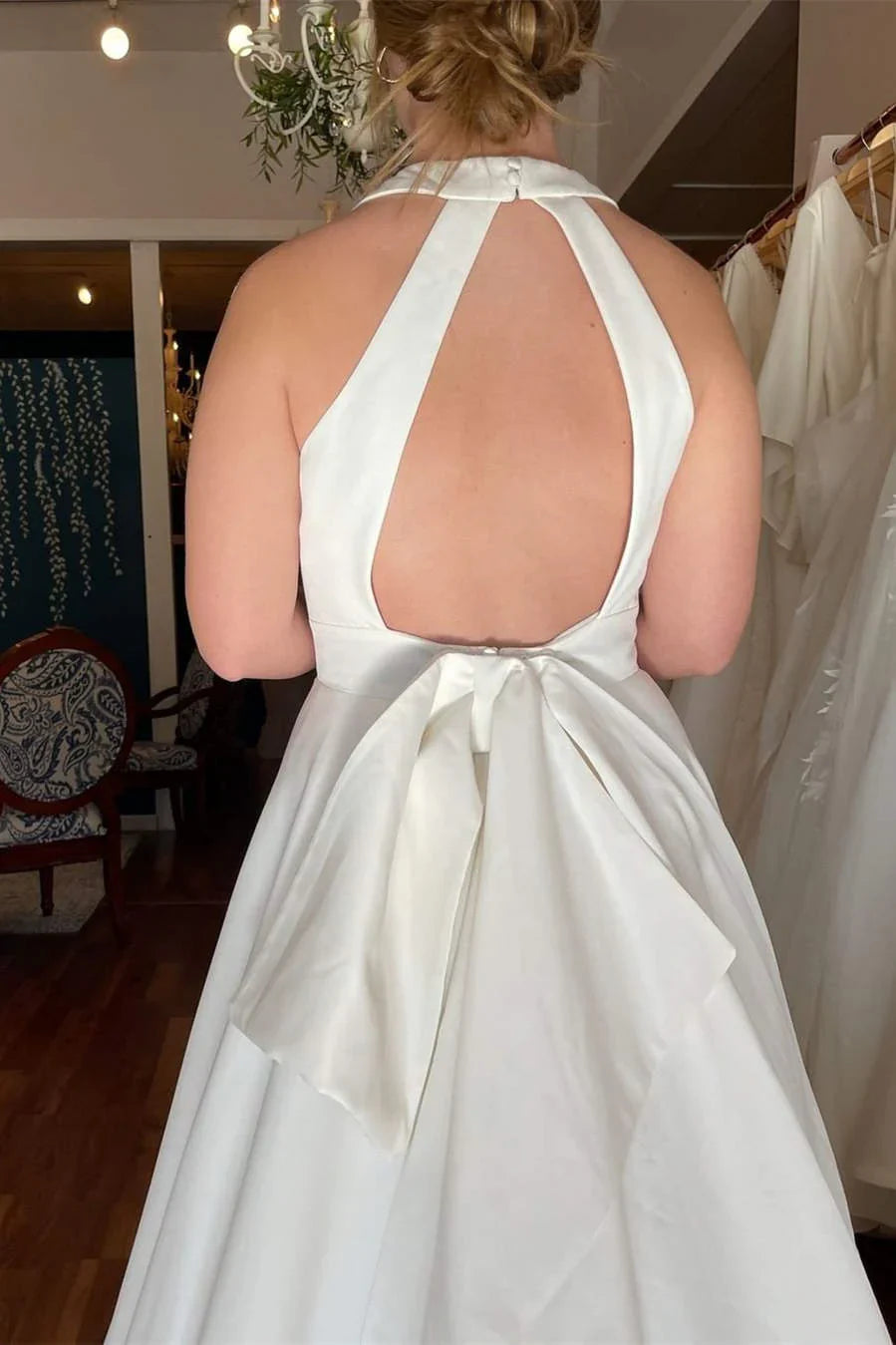 Vestidos de novia con cuello halter, escote en V profundo, lazo extragrande en la espalda y cola de satén completa