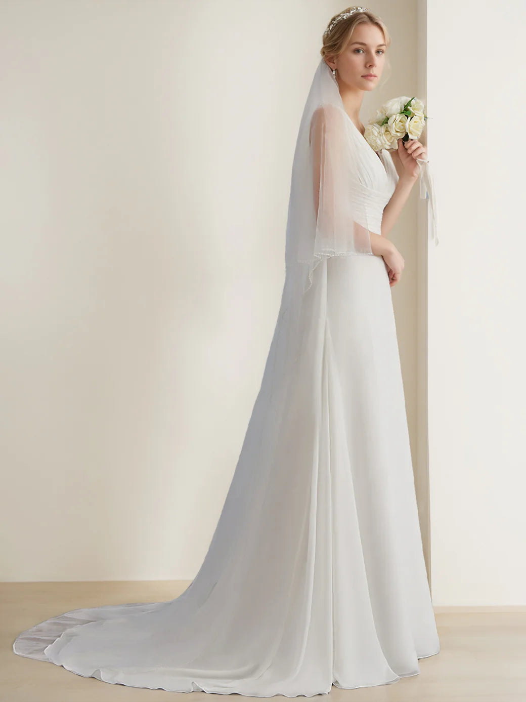 Vestido de novia de corte en A de gasa marfil con escote en V profundo, corpiño fruncido, panel trasero de encaje y cola de barrido