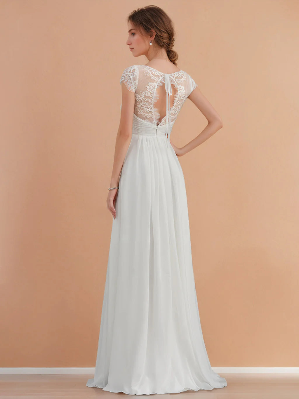 Vestido de novia de corte en A de gasa marfil con escote en V, corpiño fruncido, mangas cortas de encaje y espalda abierta de encaje