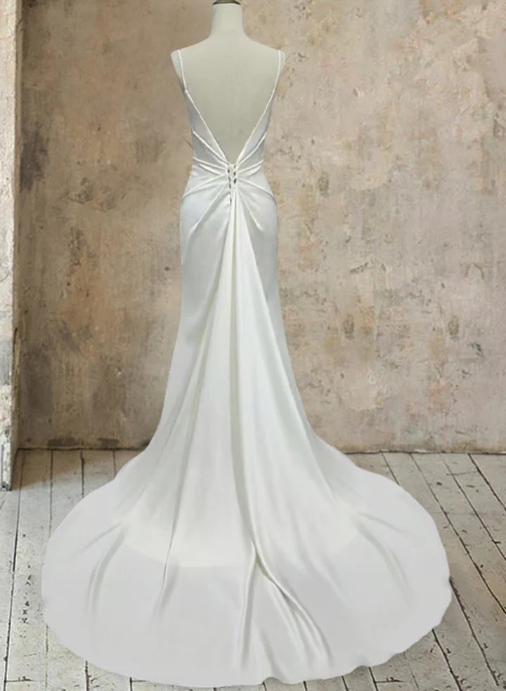 Vestido de novia de satén marfil corte sirena con escote en V profundo, espalda descubierta, cintura fruncida y cola capilla