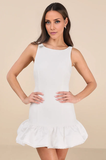 Bonitos vestidos cortos de fiesta de silueta sin mangas con cuello barco, tejido ligero, volantes y cintura baja