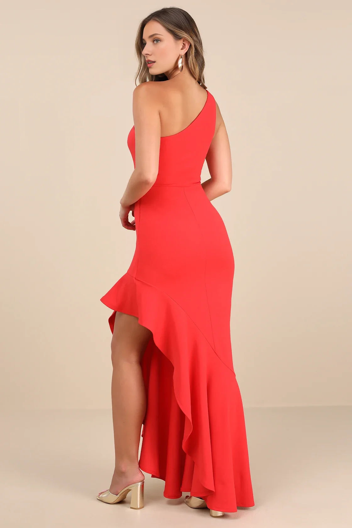 Vestido formal rojo asimétrico de un solo hombro con bajo de volantes