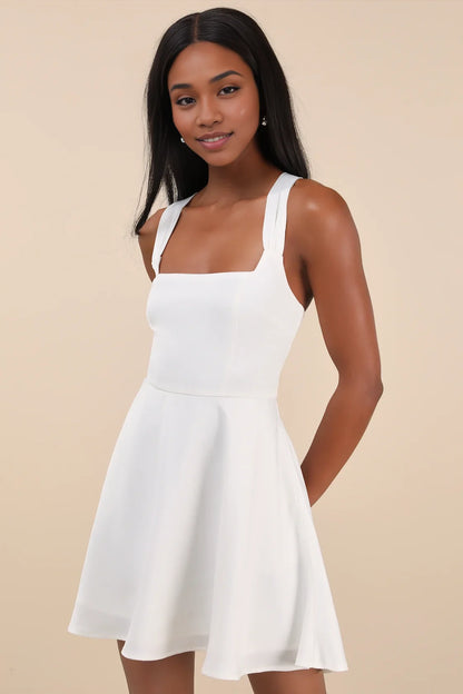 Vestido de fiesta blanco entallado y con vuelo, con escote cuadrado y espalda con cordones