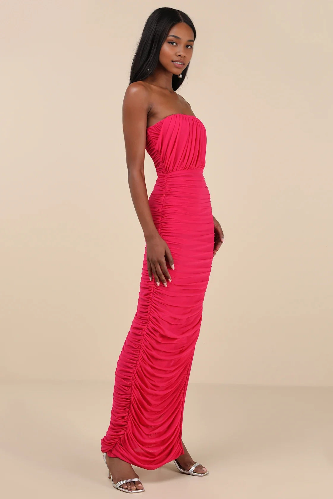 Vestido largo formal fucsia, palabra de honor, fruncido y con abertura alta