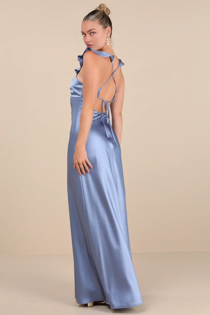 Vestido formal de sirena color azul empolvado, de satén, con escote corazón y tirantes con volantes
