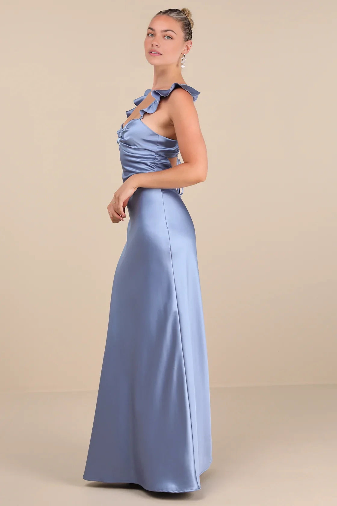 Vestido formal de sirena color azul empolvado, de satén, con escote corazón y tirantes con volantes