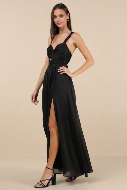 Vestido de graduación de gasa negro con escote corazón, tirantes finos, abertura alta y detalle de lágrima