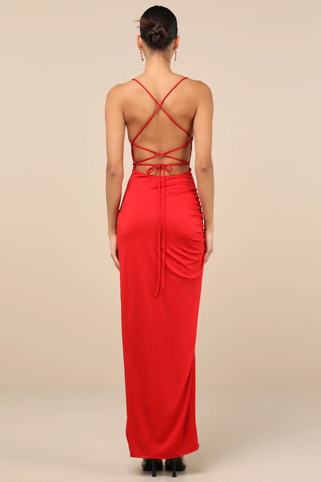 Vestido largo formal rojo vibrante con cuello drapeado, espalda cruzada y abertura