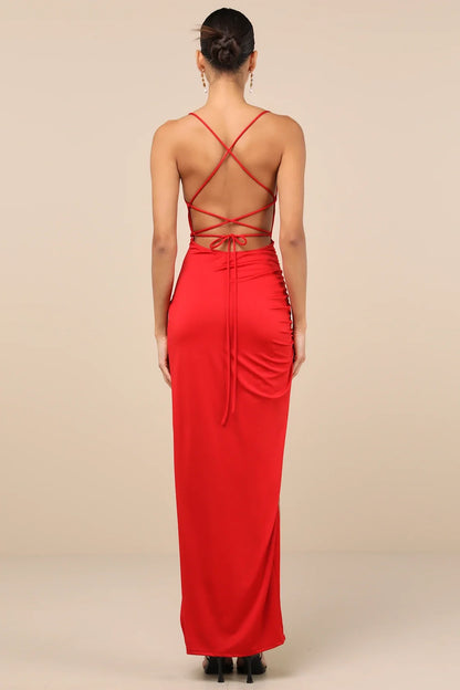 Vestido largo formal rojo vibrante con cuello drapeado, espalda cruzada y abertura
