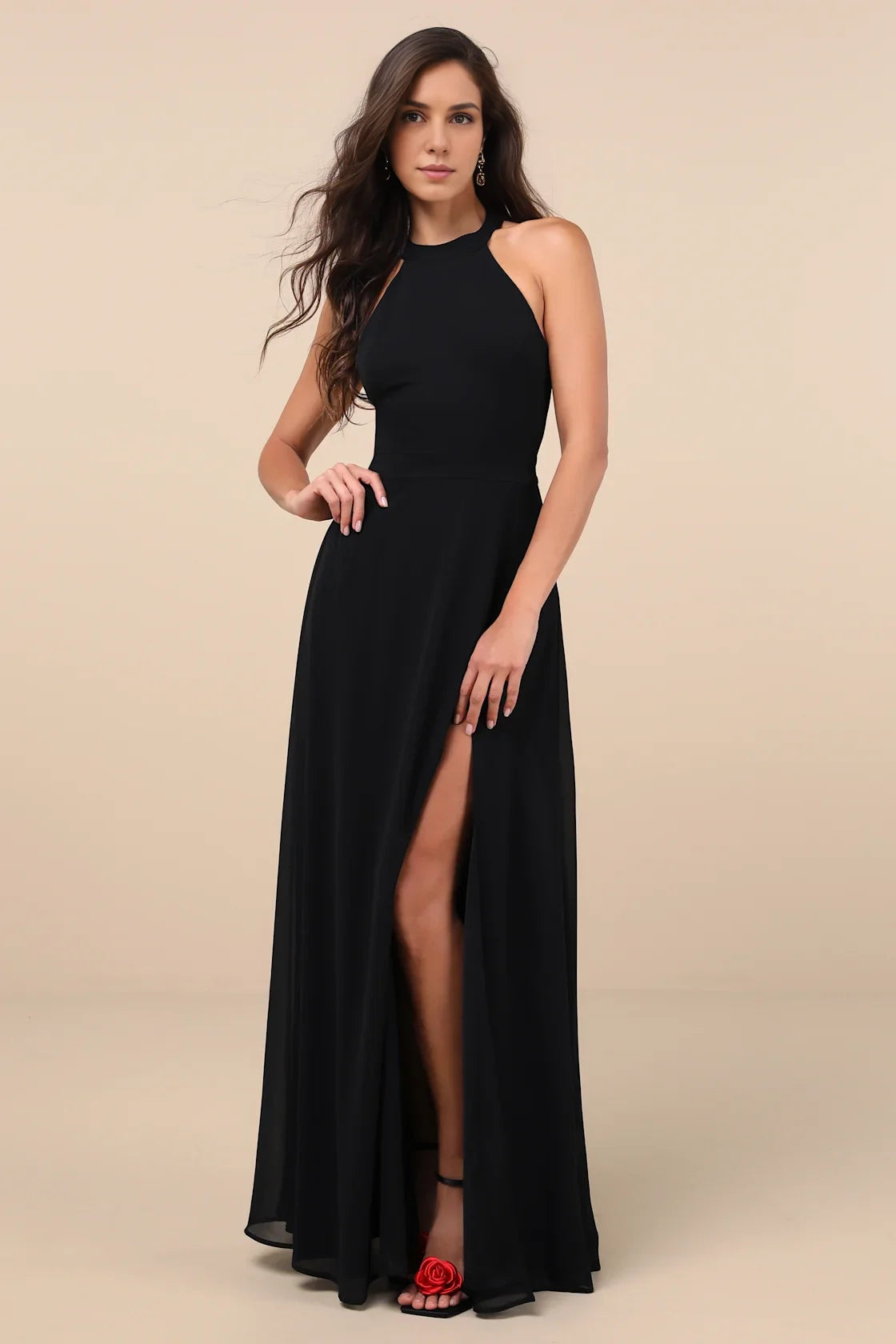 Vestido de graduación negro de gasa con cuello halter, espalda con cordones y abertura alta